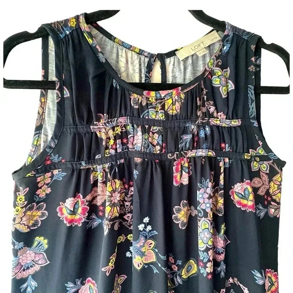 LOFT | NWOT | SLEEVELESS FLORAL NAVY BLUE PLEATED TOP | SIZE: PETITE SMALL - Picture 2 of 10